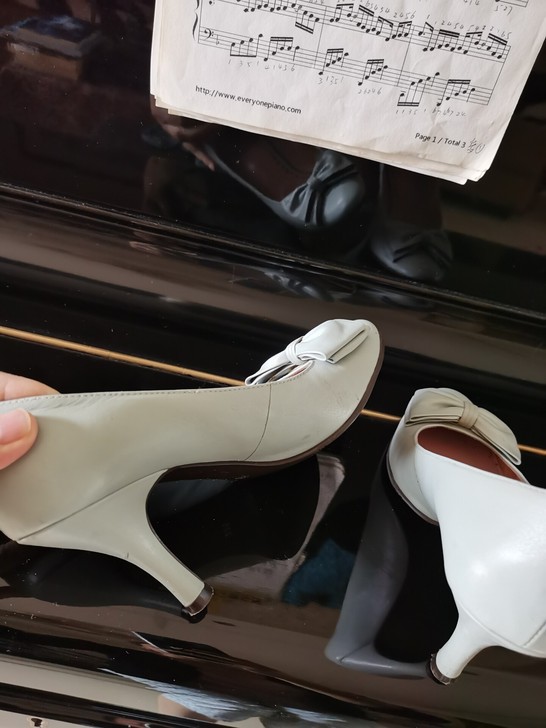 全真皮高跟鞋，买来五百多，腾地方，码数正，...