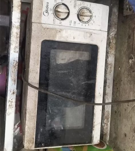 美的，微波炉外表没打整，，没怎么用，低价出...