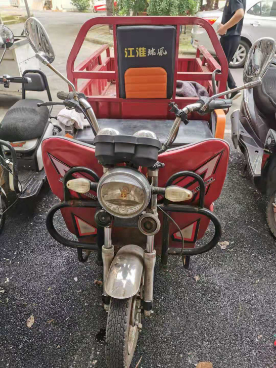 自提 三轮车8成新 新换的一千多的电瓶