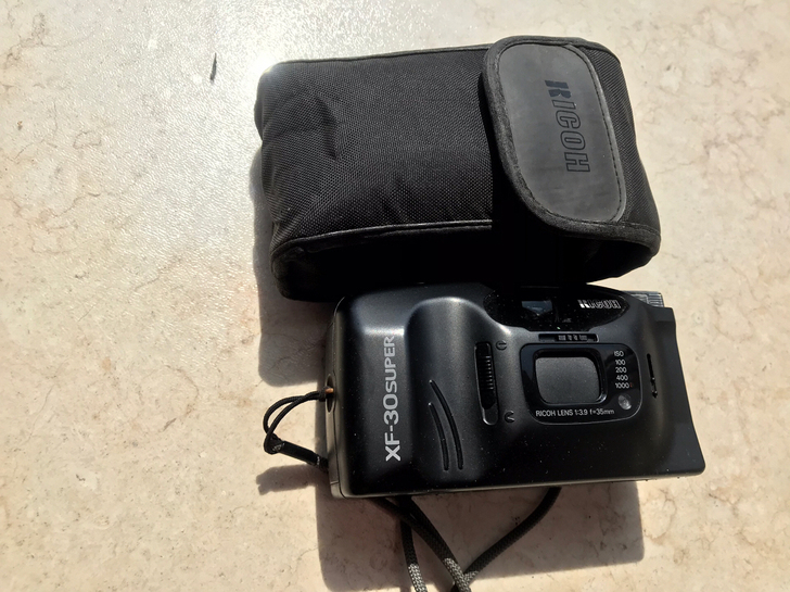 老式日本原装理光胶片相机,N年不用了,有喜...