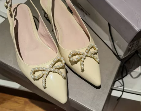 全新牛皮米白色蝴蝶结单鞋重工精致款。37码...