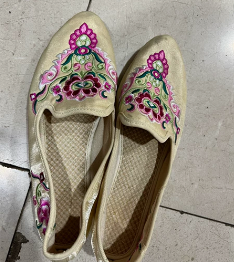 闪光面料刺绣内增高鞋。上脚很好看。配牛仔裤...