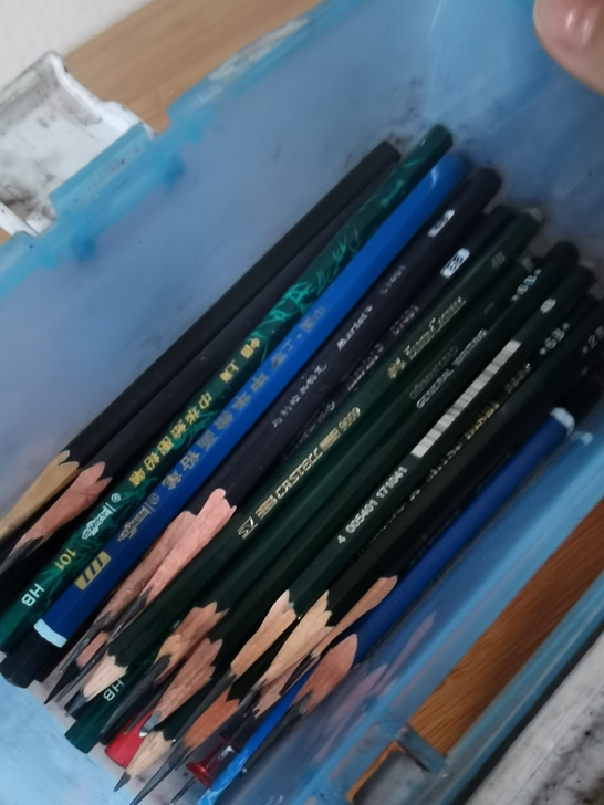 笔盒笔擦笔部分已经削好了哦,美术生的快乐不...