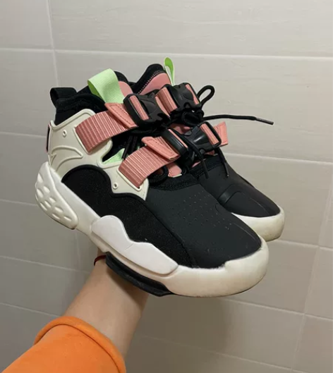 安踏女霸道鞋，秋冬款，加绒，九成新，喜欢私...