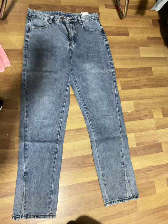 开叉牛仔裤，没穿出去过，比较有弹力