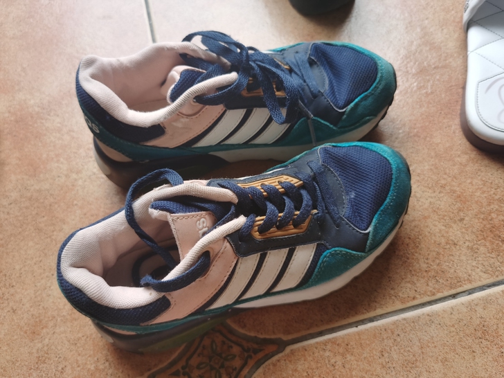 Adidas运动鞋
