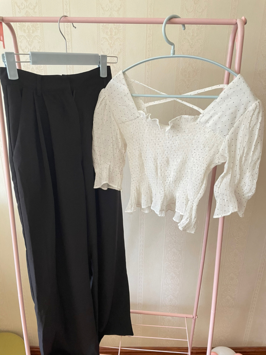 女士波点白色T恤上衣和女士黑色西装阔腿长裤