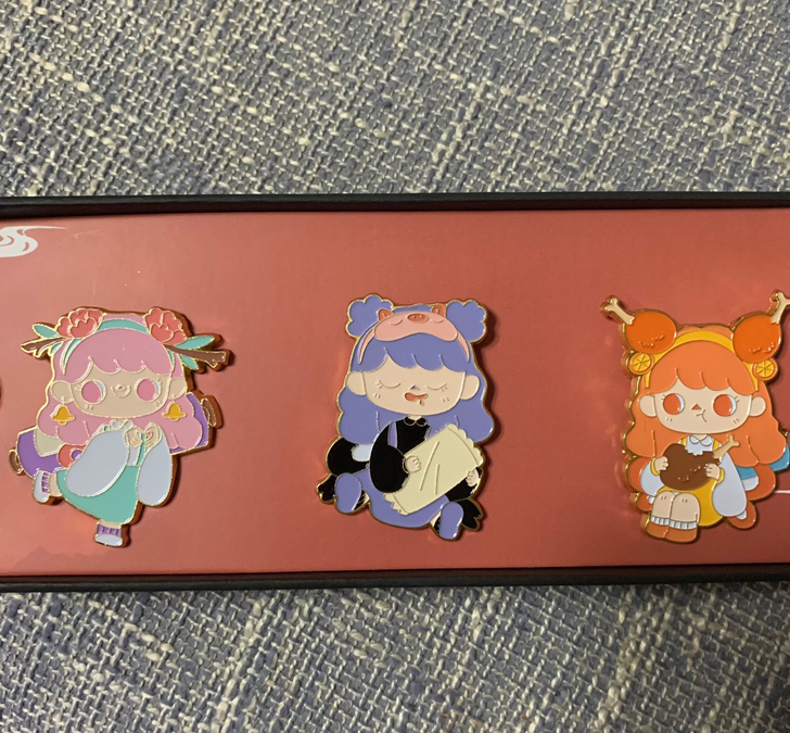 出千禧妹妹珐琅徽章，带礼盒，包邮