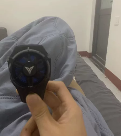 飞智手机散热器B5散热背夹 换平板了背甲用...