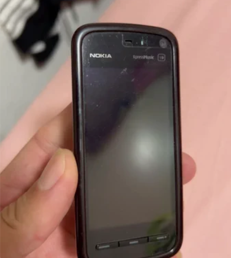 诺基亚触屏手机，具体型号忘记了，屏幕有贴膜...