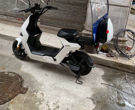 小牛电动自行车。小牛f0锂电池。很新。才骑...