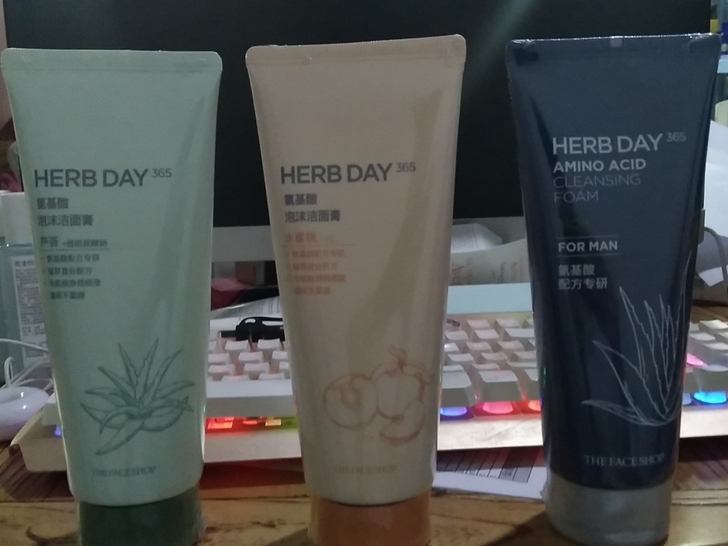 菲诗小铺每日草本氨基酸芦荟泡沫洁面膏