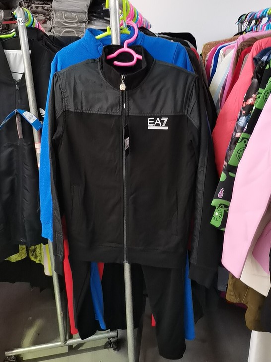 套装休闲套装，M码穿到120斤左右，L码穿...