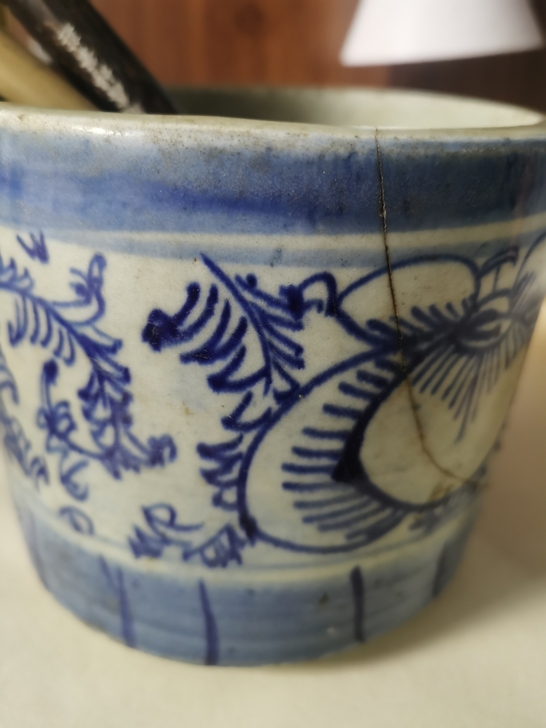 嘉庆青花笔筒一个，有裂，东西包老包真，实物...