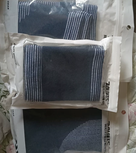 排球护具,买回来没有用过,护膝,护腕和护踝...