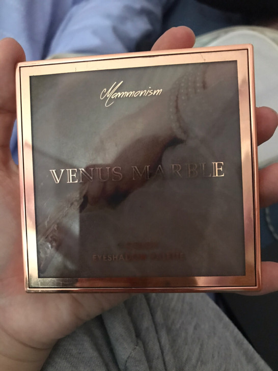 大理石眼影盘拜金主义指甲不小心蹭到了一点不...