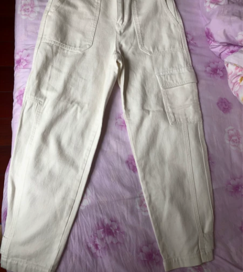 zll白色牛仔工装裤，料子是很舒服的软牛仔...