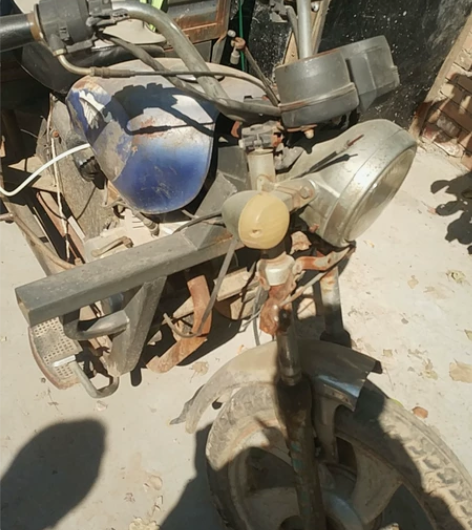 大阳150三轮摩托车，一脚踹就着火。废铁价...