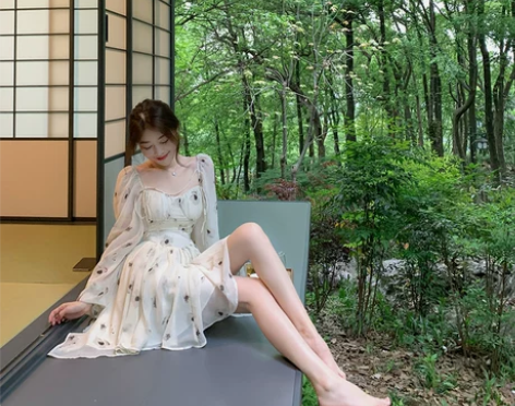 外贸~夏季泡泡袖高级感碎花白色法式仙女连衣...