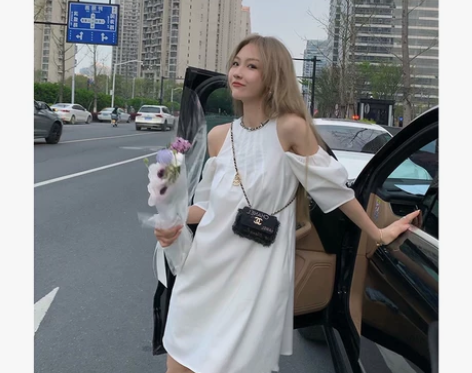 法式纯欲露肩衬衫白色连衣裙子女显瘦气质设计...