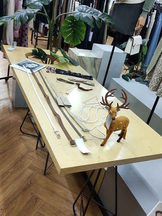 只能说很新很新展厅装饰桌子长1.8米  宽...