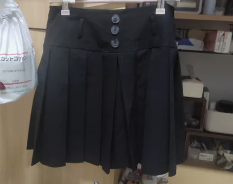 黑色百褶裙，实体店购入，质量很好，不炸褶，...