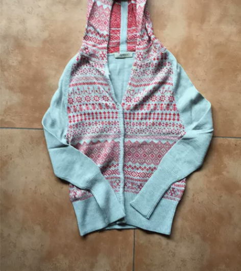 艾维羊毛带帽开衫，S码，9新，很洋气的一款...