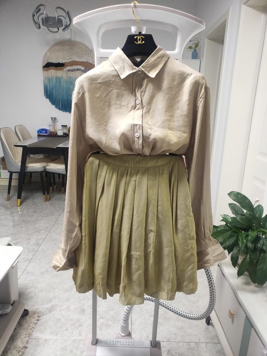 光泽感衬衫＋半身裙，全新，衣服配的腰带找不...