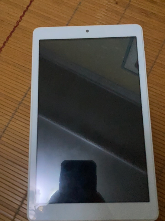 台电x80pro 不开机。充电的时候闻到烧...