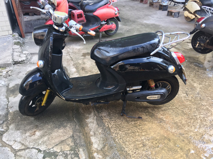 小绵羊黑色，60v5个大电瓶，满电30多公...