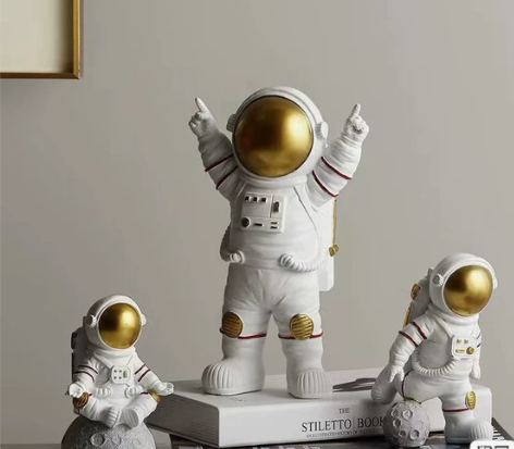 店铺倒闭，宇航员摆件一套3个9.9元亏本包...