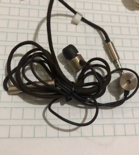 万魔耳机，成色不太好，正常使用，处理，偏远...