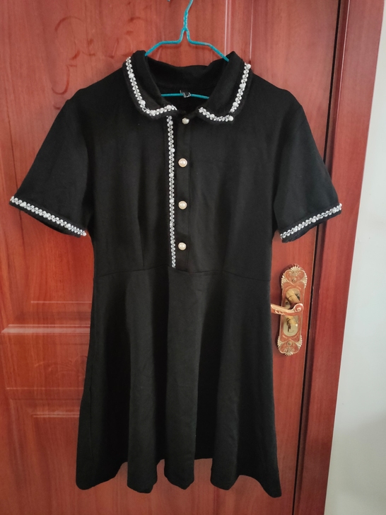 全新小裙子。领口珍珠超级漂亮。面料很舒服。...