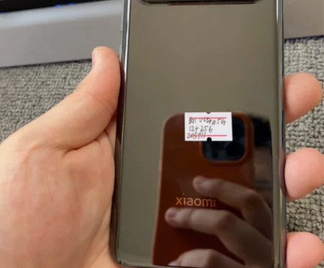 小米11u 12+256 后面的小屏幕坏了...