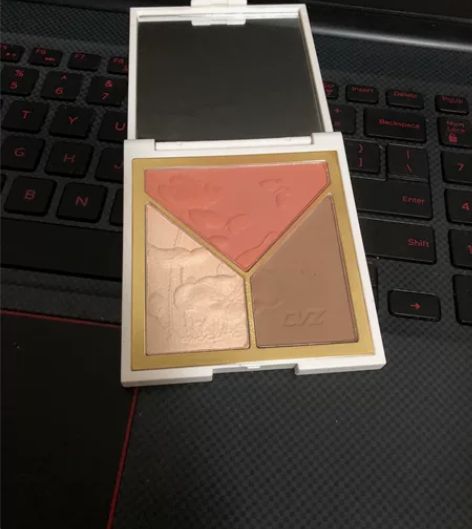 修容盘 ：腮红.修容 高光一体盘 13元不...