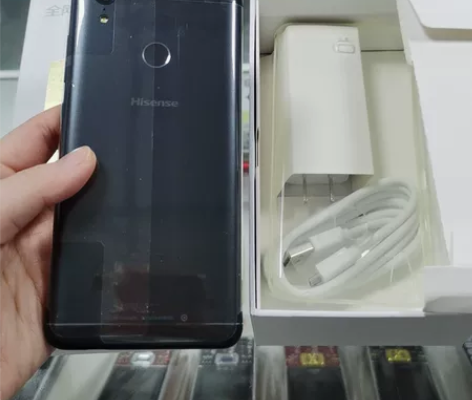 .海信E76mini4+32黑色全新 感兴...