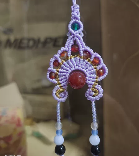 自己编织的小花嫁手机挂绳，浅紫色，脸珠是1...