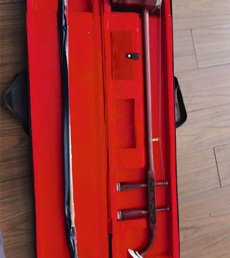 二胡，不知道啥品牌，买了没用过。。 不要问...