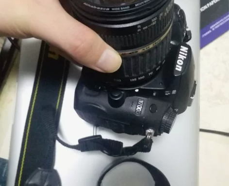 尼康d7000中级旗舰单反相机，当年同级别...
