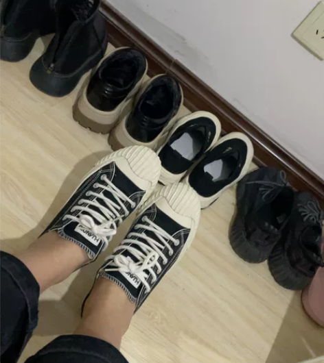 帆布鞋，39码     穿过两次，内里一丢...