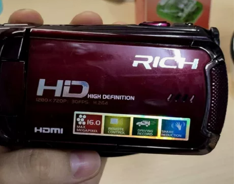 出自用欧达摄录一体机，可翻转自拍，相片像是...