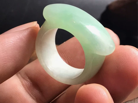 全品相，建国初期湖水翡翠A货绿马鞍大戒指。...