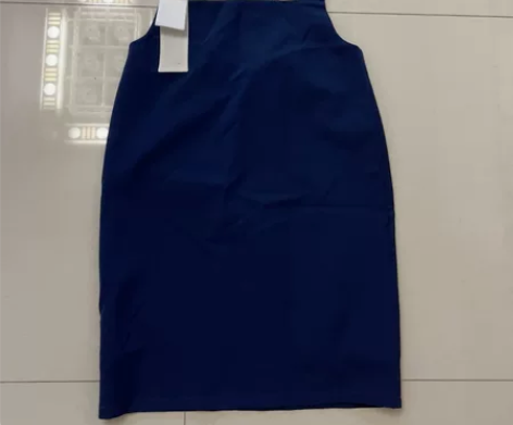 撞色宽带背带裙M码 全新商标在 拿出来拍照...