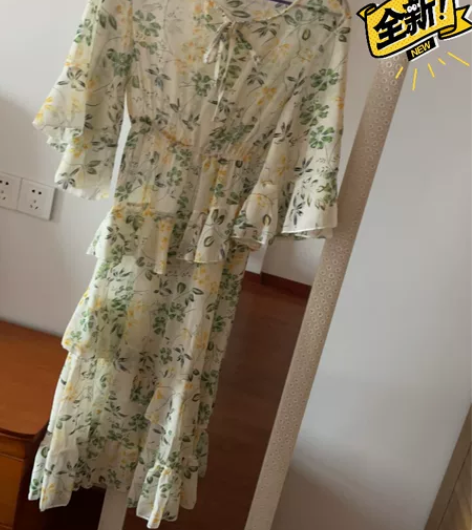 雪纺裙，S码，垂，无皱。有个吊带，一次未穿...