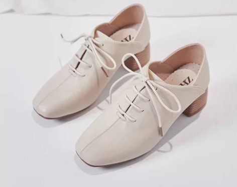 方头粗跟通勤鞋，英伦风，配裙子、牛仔裤绝佳...