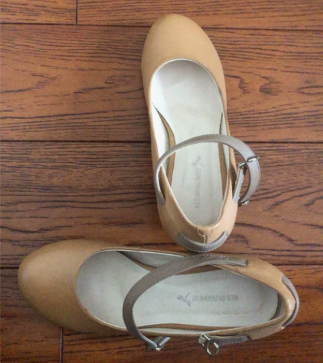 红蜻蜓皮鞋，淑女可爱风，搭配裙子或者裤子都...