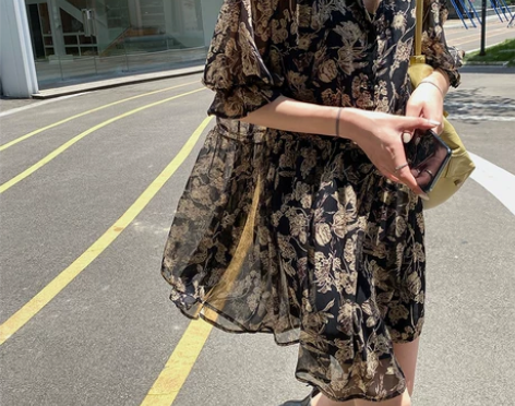 轻熟风雪纺碎花v领连衣裙女夏气质宽松收腰显...