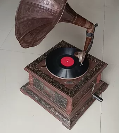 留声机一台，保存完好品相一流，正常使用。 ...