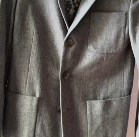 出男士西装，薄尼料，衣长71公分，穿过几次...