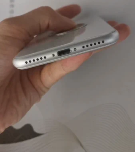 苹果8，功能一切正常使用，屏幕无损，边角些...